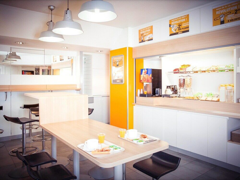 Hotelf1 Laval Changé Exterior foto